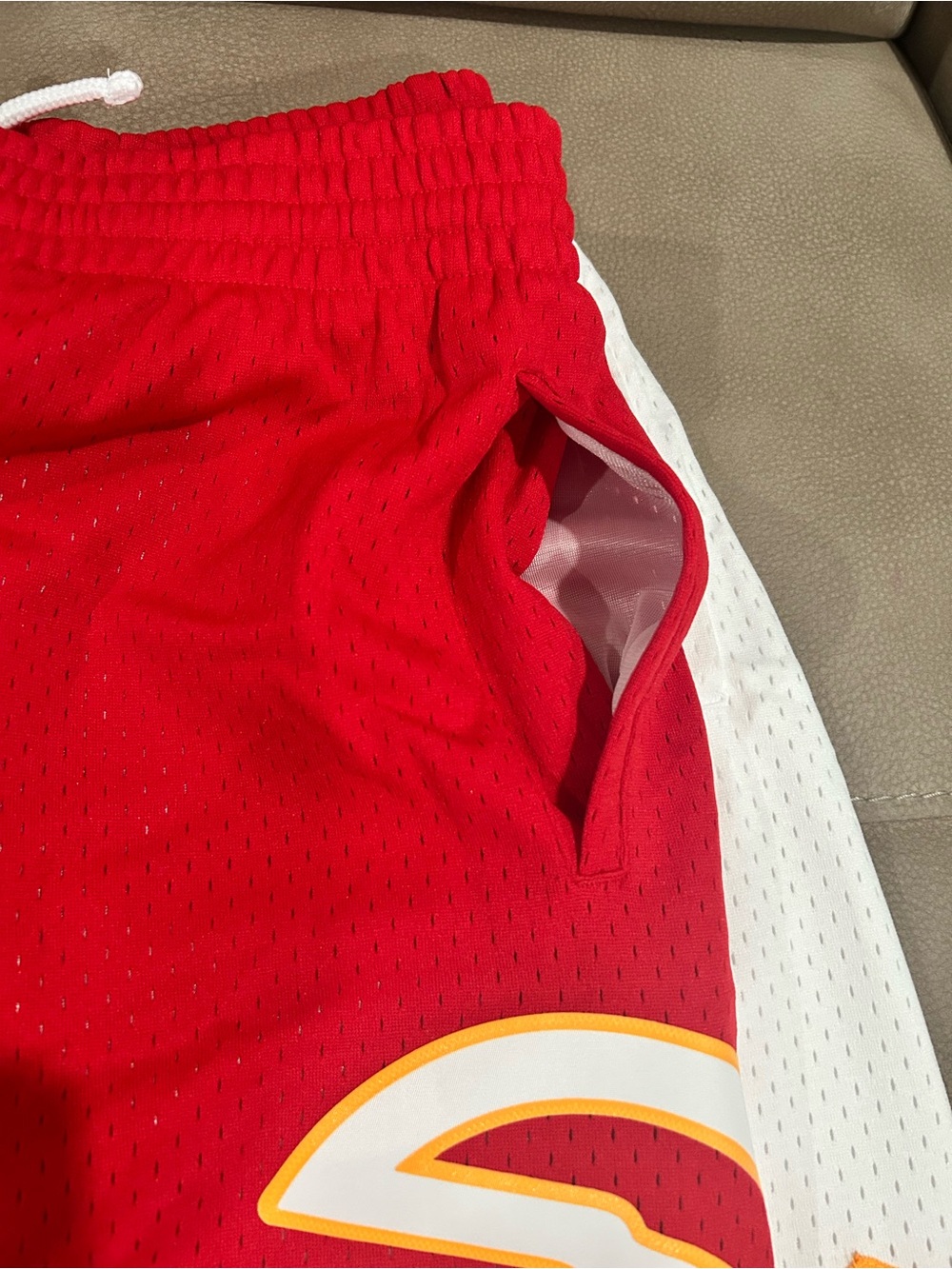 Atlanta Hawks Mitchell & Ness Basketball Shorts - Picture 5 of 6